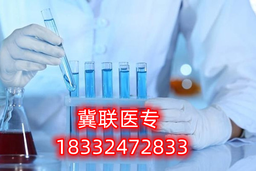 對于很多想要通過河北單招考試升學(xué)的家長和學(xué)生，往往感到為難的就是如何選擇大類方向。石家莊冀聯(lián)醫(yī)學(xué)中專學(xué)校單招升學(xué)熱門專業(yè)及院校推薦  石家莊冀聯(lián)醫(yī)學(xué)中專學(xué)校單招升學(xué)熱門專業(yè)及院校推薦  一方面是對大類招生政策的不了解，另一方面是感覺孩子太小，還不定性，盲目選擇怕將來孩子后悔。    考試七類是家長們眼中的熱門大類，護(hù)理是人氣最高的專業(yè)，優(yōu)秀院校：滄州醫(yī)學(xué)高等?？茖W(xué)校。下面于老師給大家介紹一下第七類醫(yī)藥衛(wèi)生(臨床醫(yī)學(xué)類專業(yè)除外)等所涉及專業(yè)。    單招考試第七類醫(yī)學(xué)類考試第七類：    醫(yī)藥衛(wèi)生(臨床醫(yī)學(xué)類專業(yè)除外)等所涉及專業(yè)    科目：語文150分+數(shù)學(xué)150分+化學(xué)100分+職業(yè)適應(yīng)性測試350分（1、我國當(dāng)前醫(yī)藥衛(wèi)生行業(yè)的特點(diǎn)和發(fā)展方向、醫(yī)藥衛(wèi)生行業(yè)的特點(diǎn)和工作內(nèi)容常識;2、生活中常見的基本疾病預(yù)防知識和疫情防控知識;3、國際、全國疾病防控宣傳日相關(guān)知識;4、醫(yī)學(xué)專業(yè)相關(guān)的社會(huì)人文常識。）    牽頭院校：滄州醫(yī)學(xué)高等?？茖W(xué)校    推薦院校：河北化工醫(yī)藥職業(yè)技術(shù)學(xué)院、滄州醫(yī)學(xué)高等專科學(xué)校、邢臺(tái)健康醫(yī)學(xué)院、承德護(hù)理職業(yè)學(xué)院、廊坊衛(wèi)生職業(yè)學(xué)院、唐山職業(yè)技術(shù)學(xué)院、河北女子職業(yè)技術(shù)學(xué)院    熱門專業(yè)：護(hù)理、醫(yī)學(xué)檢驗(yàn)技術(shù)、醫(yī)學(xué)影像技術(shù)、助產(chǎn)、口腔醫(yī)學(xué)技術(shù)、心理咨詢、眼視光技術(shù)、藥學(xué)    2023年河北單招考試人數(shù)：約25300人    錄取率：58.47%    公辦錄取率：17.50%    大類解讀：熱門大類，男女生都可以報(bào)考，文理不限，專業(yè)技術(shù)性不強(qiáng)。      第七大類職業(yè)適應(yīng)性測試具體考試內(nèi)容：    1、我國當(dāng)前醫(yī)藥衛(wèi)生行業(yè)的特點(diǎn)和發(fā)展方向、醫(yī)藥衛(wèi)生行業(yè)的特點(diǎn)和工作內(nèi)容常識；    2、生物醫(yī)學(xué)基礎(chǔ)知識；    3、生活中常見的基本疾病預(yù)防知識和疫情防控知識；    4、國際、全國疾病防控宣傳日相關(guān)知識；    5、醫(yī)學(xué)專業(yè)相關(guān)的社會(huì)人文常識。      一、護(hù)理    就業(yè)方向：主要面向各級各類醫(yī)療衛(wèi)生系統(tǒng)和社區(qū)衛(wèi)生服務(wù)機(jī)構(gòu)，從事臨床護(hù)理、健康保健工作，就業(yè)度好。    二、醫(yī)學(xué)檢驗(yàn)技術(shù)    就業(yè)方向：主要面向各級醫(yī)院檢驗(yàn)科、血庫，各級疾病預(yù)防控制中心、血站、檢驗(yàn)檢疫、計(jì)劃生育服務(wù)等機(jī)構(gòu)，以及各種獨(dú)立實(shí)驗(yàn)室、醫(yī)學(xué)生物試劑生產(chǎn)經(jīng)營企業(yè)，從事醫(yī)學(xué)檢驗(yàn)等工作。    三、醫(yī)學(xué)影像技術(shù)    就業(yè)方向：主要面向各級醫(yī)療衛(wèi)生機(jī)構(gòu)及體檢中心等部門從事醫(yī)學(xué)影像工作。    四、助產(chǎn)    就業(yè)方向：主要面向各級綜合性醫(yī)院和婦幼保健院（所）、婦幼保健管理機(jī)構(gòu) ，以及孕婦學(xué)校、親子活動(dòng)中心和月嫂培訓(xùn)中心等社區(qū)婦幼保健機(jī)構(gòu)組織，從事助產(chǎn)、臨床護(hù)理、計(jì)劃生育和婦幼保健管理及服務(wù)等工作。  五、口腔醫(yī)學(xué)技術(shù)    就業(yè)方向：方向一∶口腔治療技術(shù)方向 主要面向各級口腔醫(yī)療機(jī)構(gòu)及口腔醫(yī)療相關(guān)機(jī)構(gòu)，在醫(yī)師助手、口腔咨詢等崗位群，從事口腔常見病和多發(fā)病的輔助治療與服務(wù)等工作。    方向二∶口腔修復(fù)工藝方向 主要面向口腔修復(fù)制作行業(yè)各級義齒加工企業(yè)、醫(yī)療機(jī)構(gòu)口腔技工室及口腔醫(yī)療相關(guān)機(jī)構(gòu)，在口腔修復(fù)、技術(shù)管理等崗位群，從事口腔修復(fù)體制作、技術(shù)管理與服務(wù)等工作。  石家莊冀聯(lián)醫(yī)學(xué)中等專業(yè)學(xué)校電話：0311-87368833； 18332472833（同微信）  石家莊冀聯(lián)醫(yī)學(xué)中專學(xué)?？焓痔枺簐18332472833